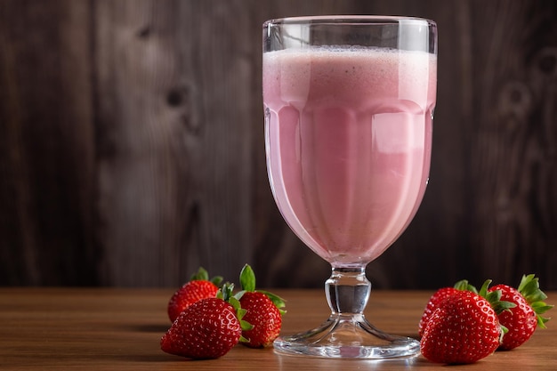 Glas met lekkere aardbeiensmoothie