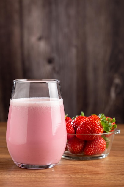 Glas met lekkere aardbeiensmoothie