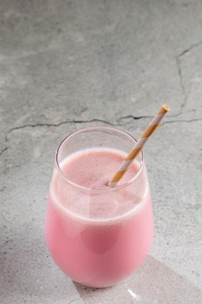 Glas met lekkere aardbeiensmoothie