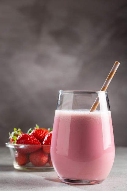 Glas met lekkere aardbeiensmoothie