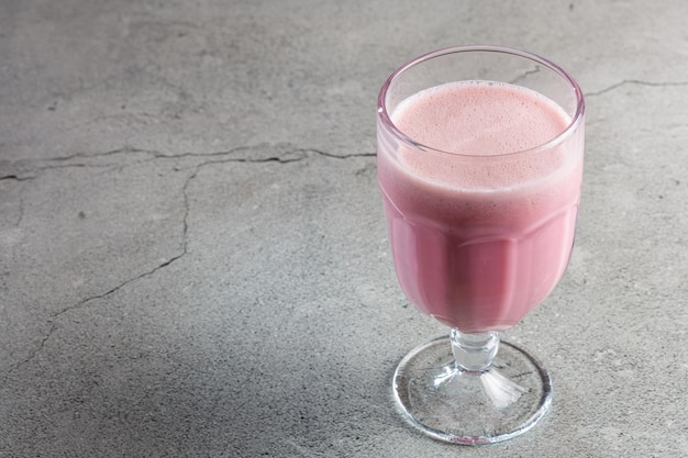 Glas met lekkere aardbeiensmoothie