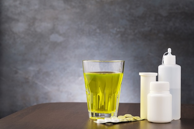 Foto glas met medicijnen en potten met pil en tablet met kopie ruimte