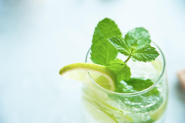 Glas met mojito met munt- en limoenvrije ruimte om te schrijven