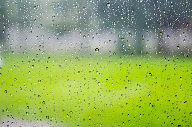 Glas met natuurlijke waterdruppels