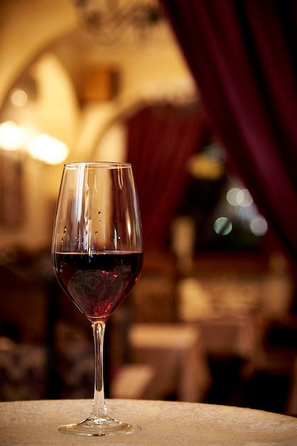 Glas met rode wijn op een achtergrond van een wazig restaurant