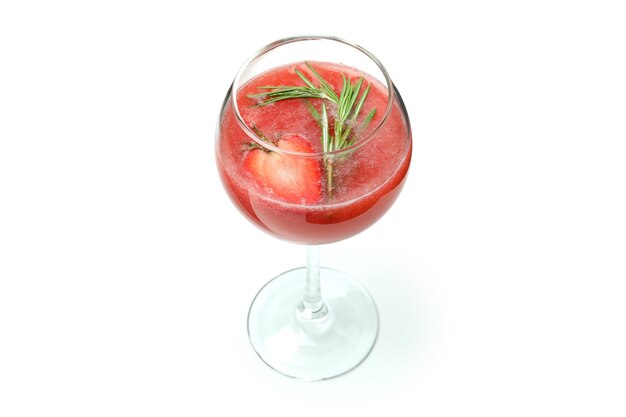 Glas met Rossini-cocktail die op witte achtergrond wordt geïsoleerd