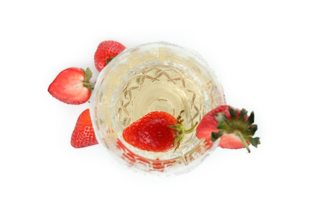 Glas met rossini-cocktail die op witte achtergrond wordt geïsoleerd