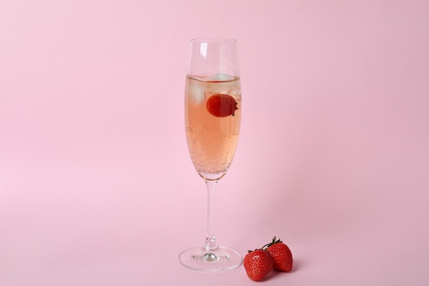 Glas met Rossini-cocktail op roze achtergrond