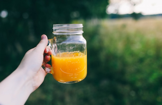 Glas met sap en vrouwen glazen en lunch buitenshuis