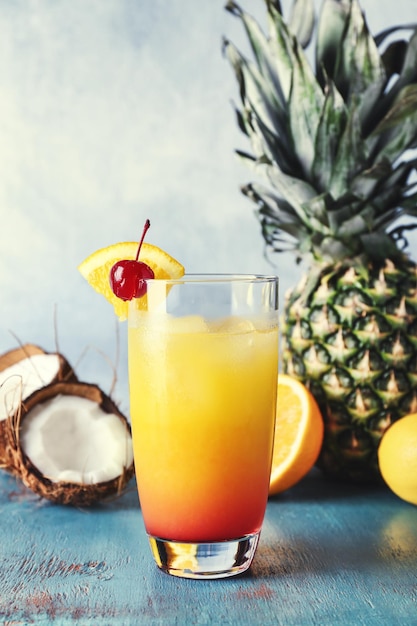 Glas met smakelijke exotische cocktail op tafel