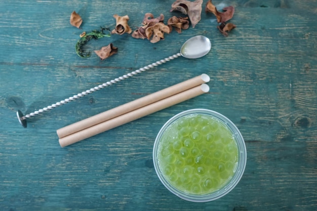 Glas met verfrissend drankje bubble tea met ijs