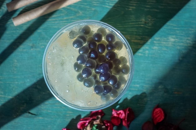 Glas met verfrissend drankje bubble tea met ijs