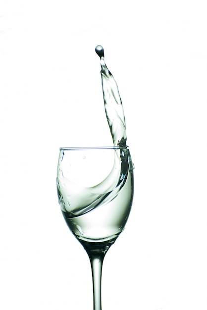 Glas met water op een witte achtergrond wordt geïsoleerd die