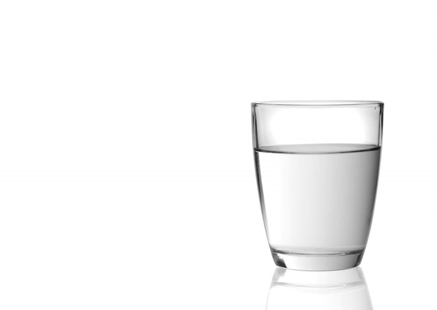 Glas met water op witte achtergrond wordt geïsoleerd die