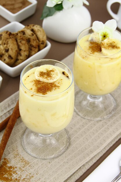 Glas met zoet bananenpuddingdessert