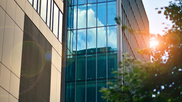 Glas modern gebouw met blauwe hemelachtergrond Bekijk en architectuur details Urban abstract