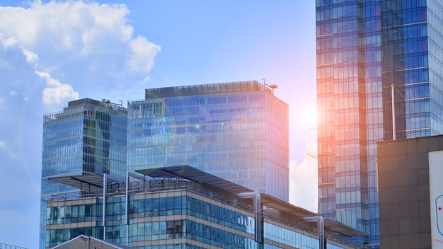 Glas modern gebouw met blauwe hemelachtergrond Bekijk en architectuur details Urban abstract