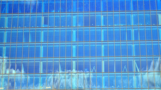 Glas modern gebouw met blauwe hemelachtergrond Bekijk en architectuur details Urban abstract