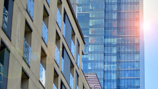 Glas modern gebouw met blauwe hemelachtergrond Bekijk en architectuur details Urban abstract