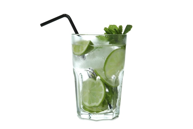 Glas mojito cocktail geïsoleerd op een witte achtergrond