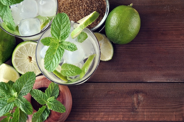 Glas mojito cocktail met munt, limoen en suiker