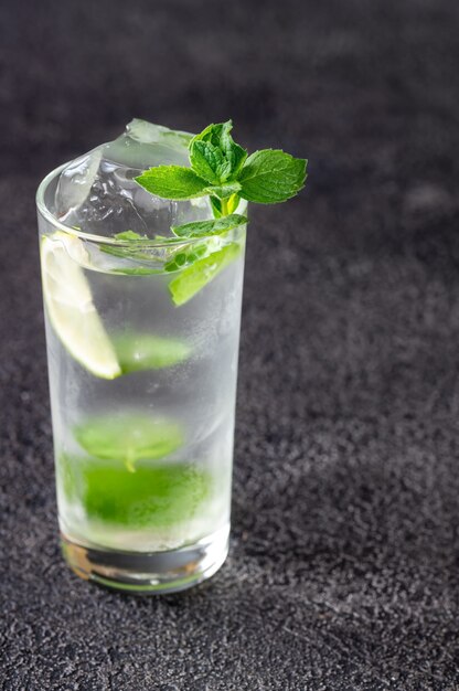 Glas mojito cocktail op donkere ondergrond