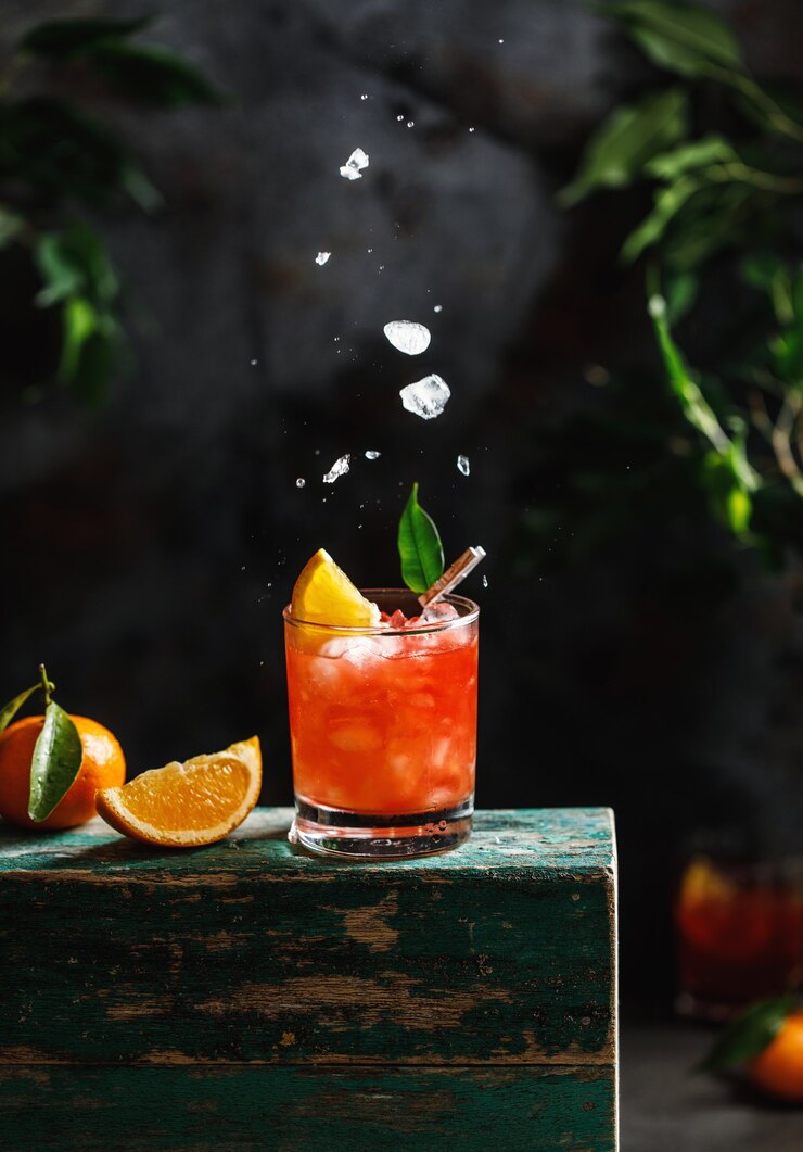 Foto glas oranje cocktail met ijsblokjes