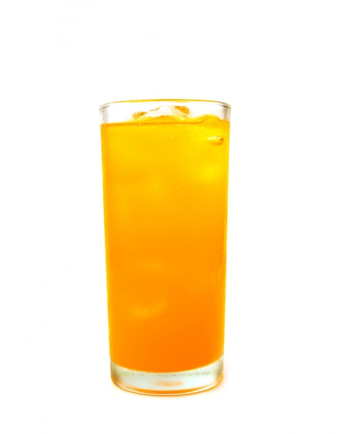 Glas oranje soda met ijs op witte achtergrond