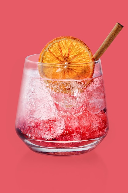 Glas pittige tonic met ijs en aardbeiensiroop