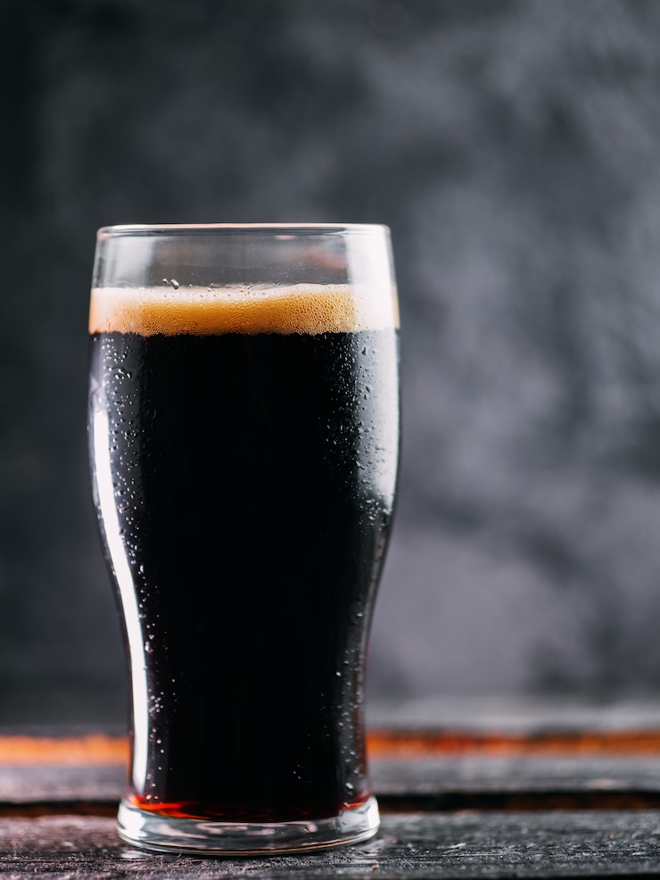 Foto glas portier van donker bier