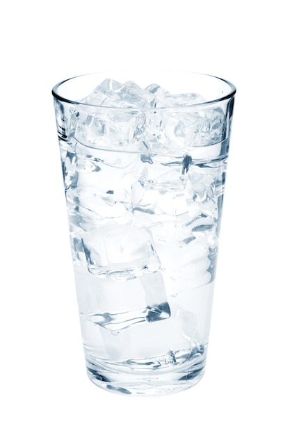 Glas puur water met ijsblokjes