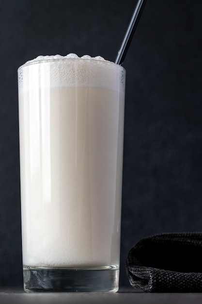 Glas Ramos Gin Fizz Cocktail op donker