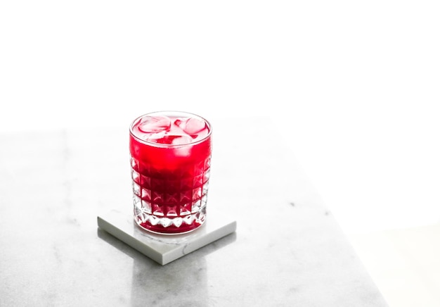 Glas rode cocktail met ijs luxe barparty