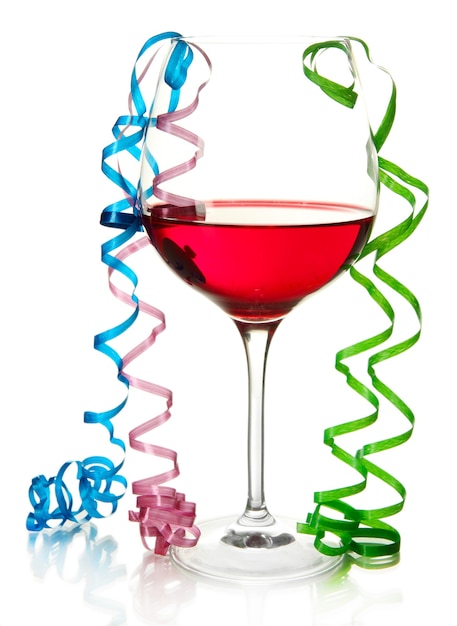 Glas rode wijn en streamer afterparty geïsoleerd op een witte ondergrond