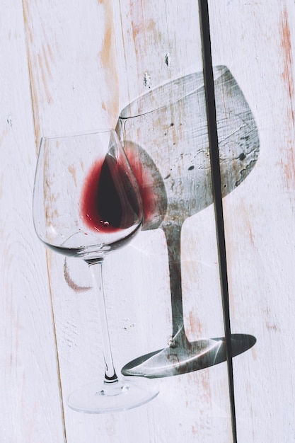 Glas rode wijn op houten tafel