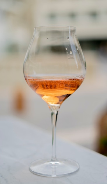 Foto glas rosé wijn aan tafel buiten het restaurant. concept van luxe