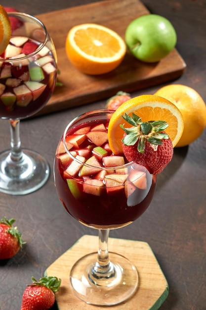 glas sangria met sinaasappel- en aardbeiendecoratie