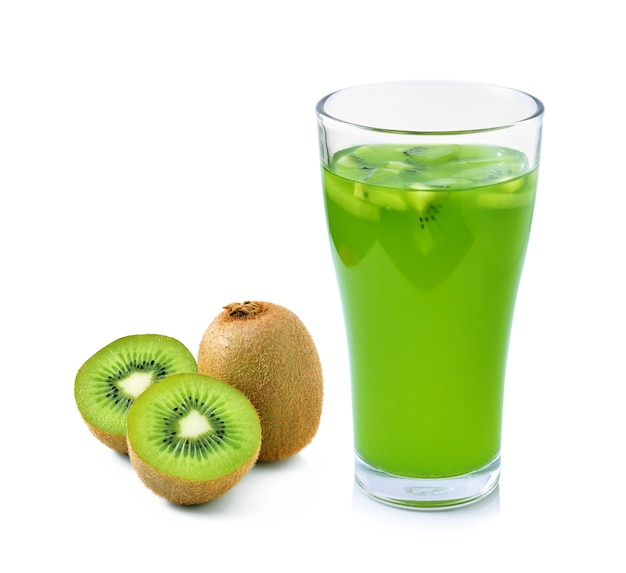 Glas sap met kiwi op een witte achtergrond