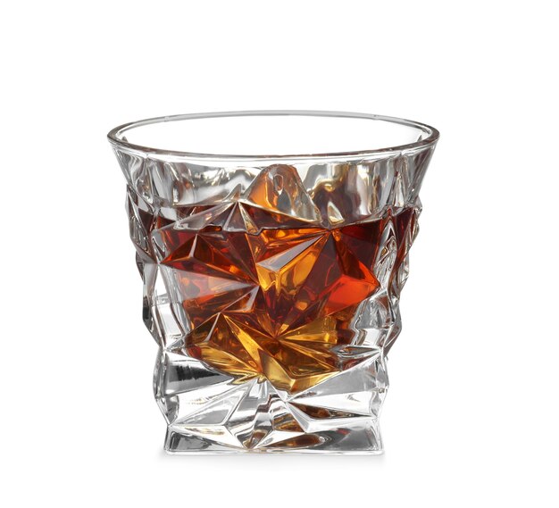 Glas Schotse whisky op witte achtergrond