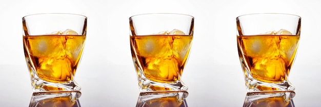 Glas scotch whisky met ijs op een witte achtergrond