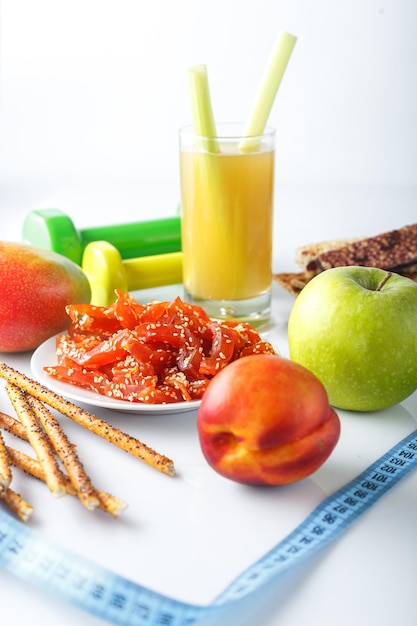 glas selderij sap crackers en fruit vlees snacks op een bord gedroogde stukken Carpaccio vlees