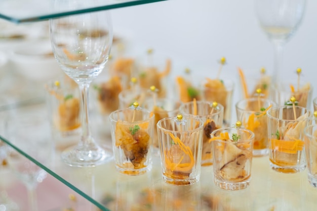 Glas shots gebak bruiloft catering eten mini hapjes eten lekker dessert Mooi versieren cate