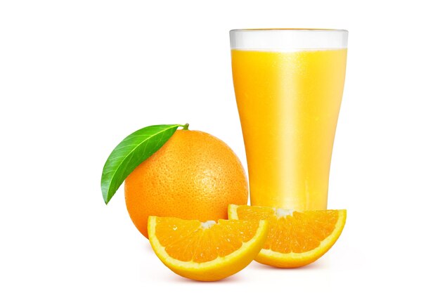 Foto glas sinaasappelsap en sinaasappelschijven geïsoleerd op witte achtergrond