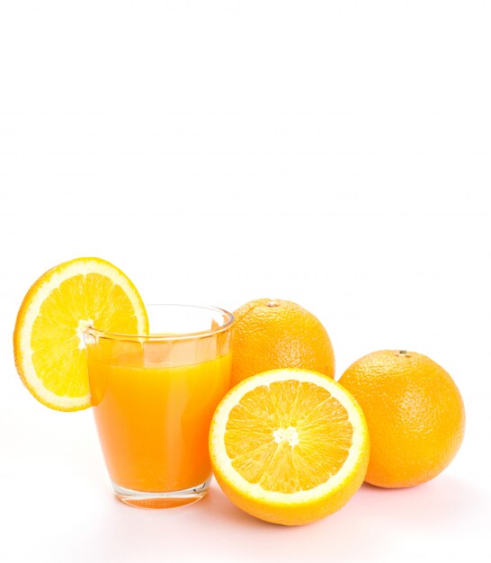 Glas sinaasappelsap en verse sinaasappelen