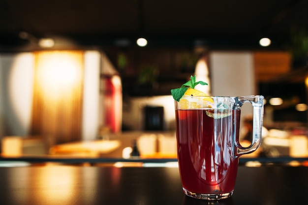 Glas smakelijke rode punch op restaurantlijst.