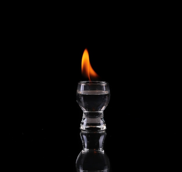 Foto glas tequila en vlammen