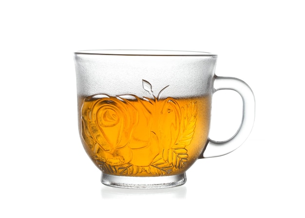 Glas thee geïsoleerd op een witte achtergrond.