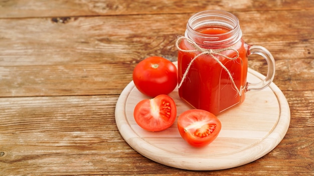 Glas tomatensap op houten tafel
