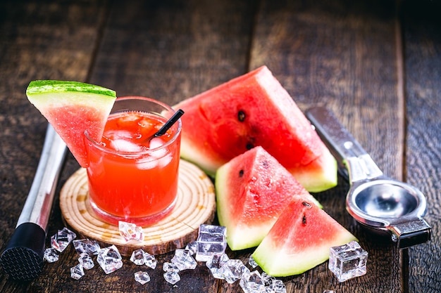 glas typisch Braziliaans drankje genaamd caipirinha, watermeloen, gedistilleerde alcohol, cachaça en suiker. Diverse vruchten rondom