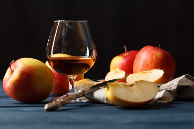 glas van Calvados Brandy en rode appels